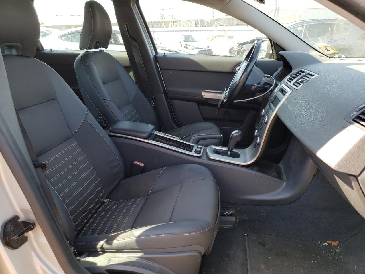 Photo 5 from auction – 2010 VOLVO V50 2.4I with VIN YV1390MW3A2526771