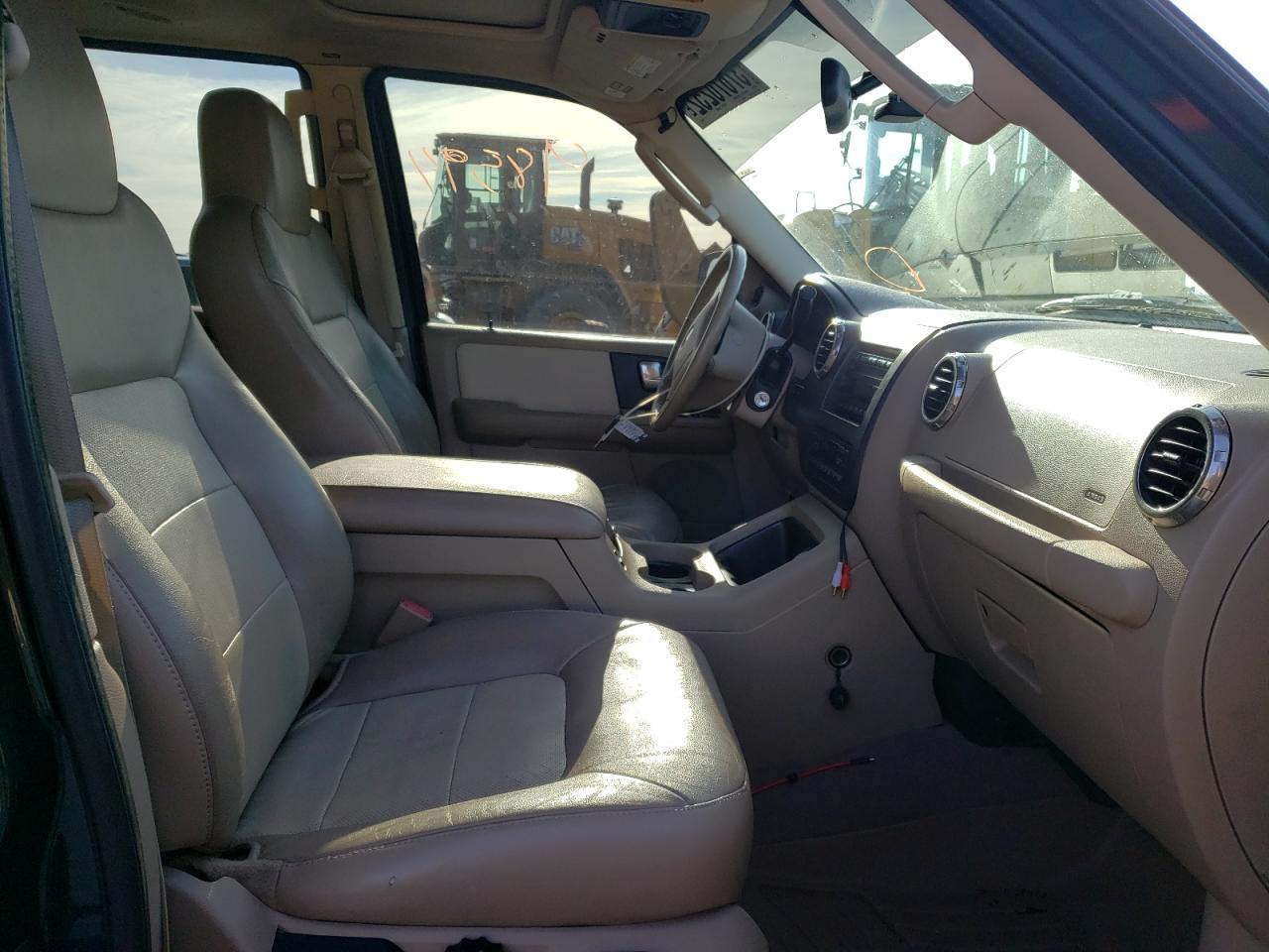 Photo 5 from auction – 2004 FORD EXPEDITION with VIN 1FMEU17W64LB38054