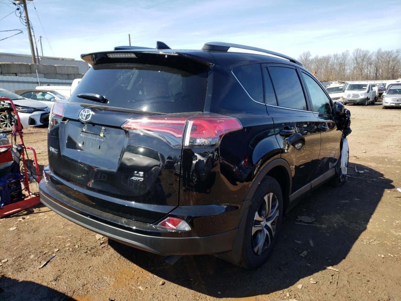Photo 4 from auction – 2018 TOYOTA RAV4 LE with VIN 2T3BFREV7JW828334