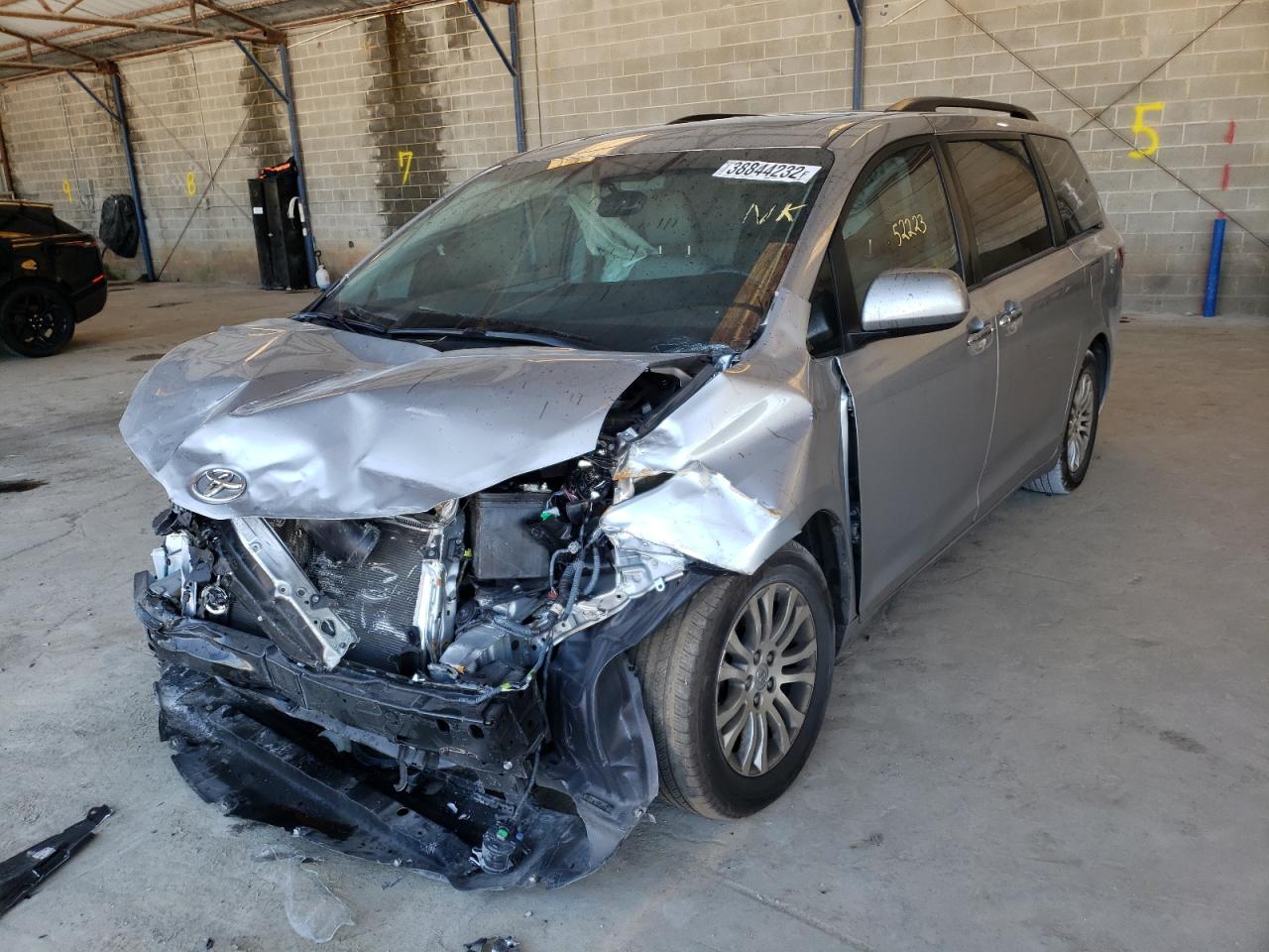 Photo 2 from auction – 2017 TOYOTA SIENNA XLE with VIN 5TDYZ3DC2HS893750