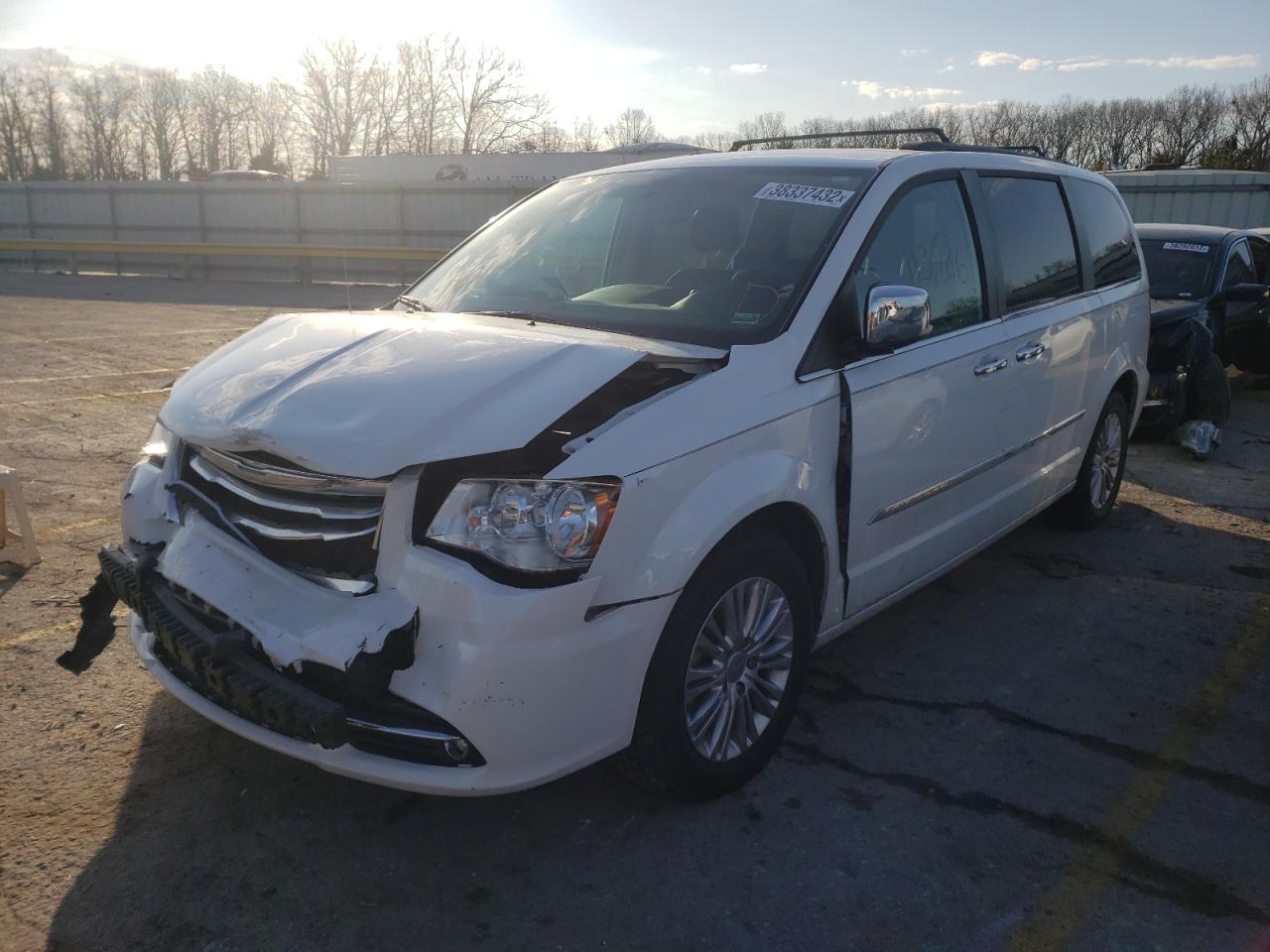 Photo 2 from auction – 2015 CHRYSLER TOWN & COU with VIN 2C4RC1CG0FR676296