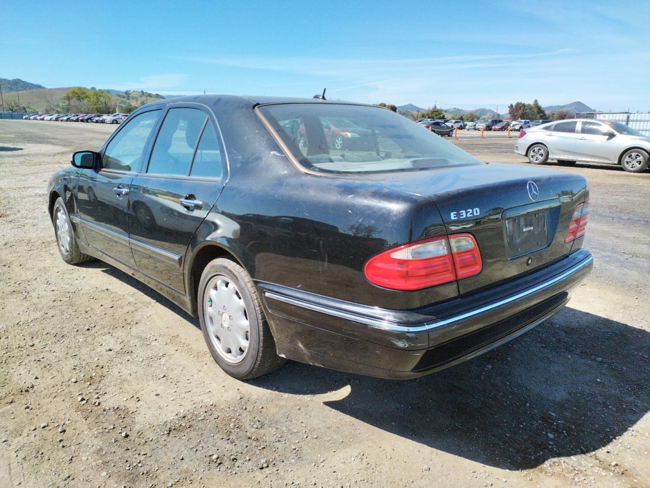 Photo 3 from auction – 2001 MERCEDES-BENZ E 320 with VIN WDBJF65J11B273640