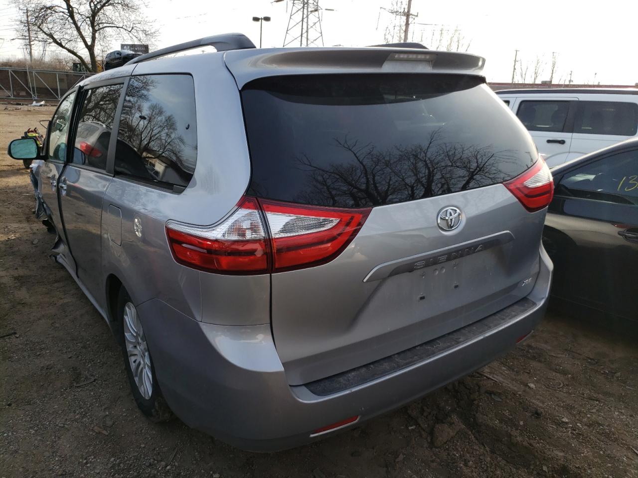 Photo 3 from auction – 2017 TOYOTA SIENNA XLE with VIN 5TDYZ3DC3HS893269