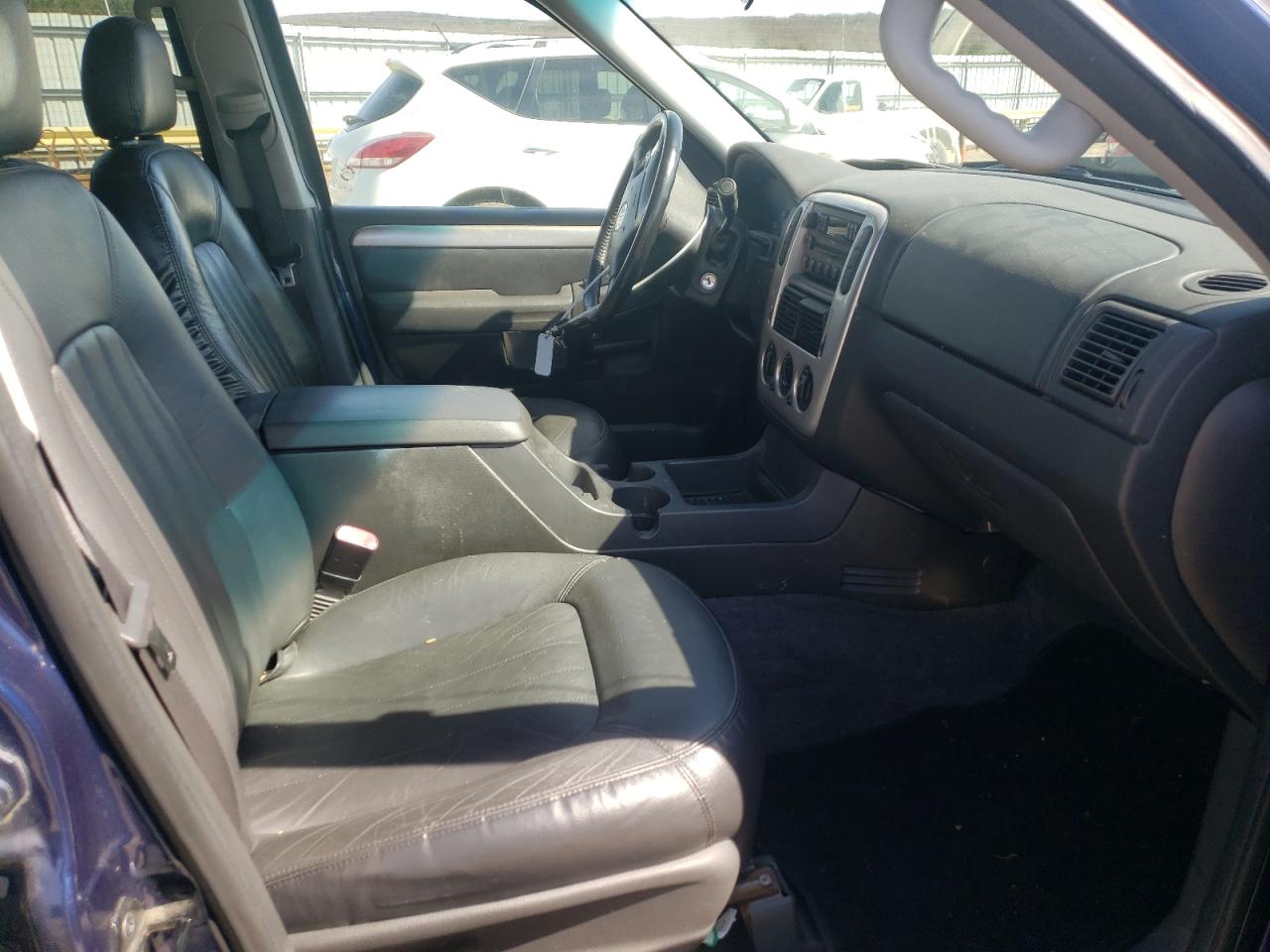 Photo 5 from auction – 2004 MERCURY MOUNTAINEE with VIN 4M2ZU86WX4UJ07765