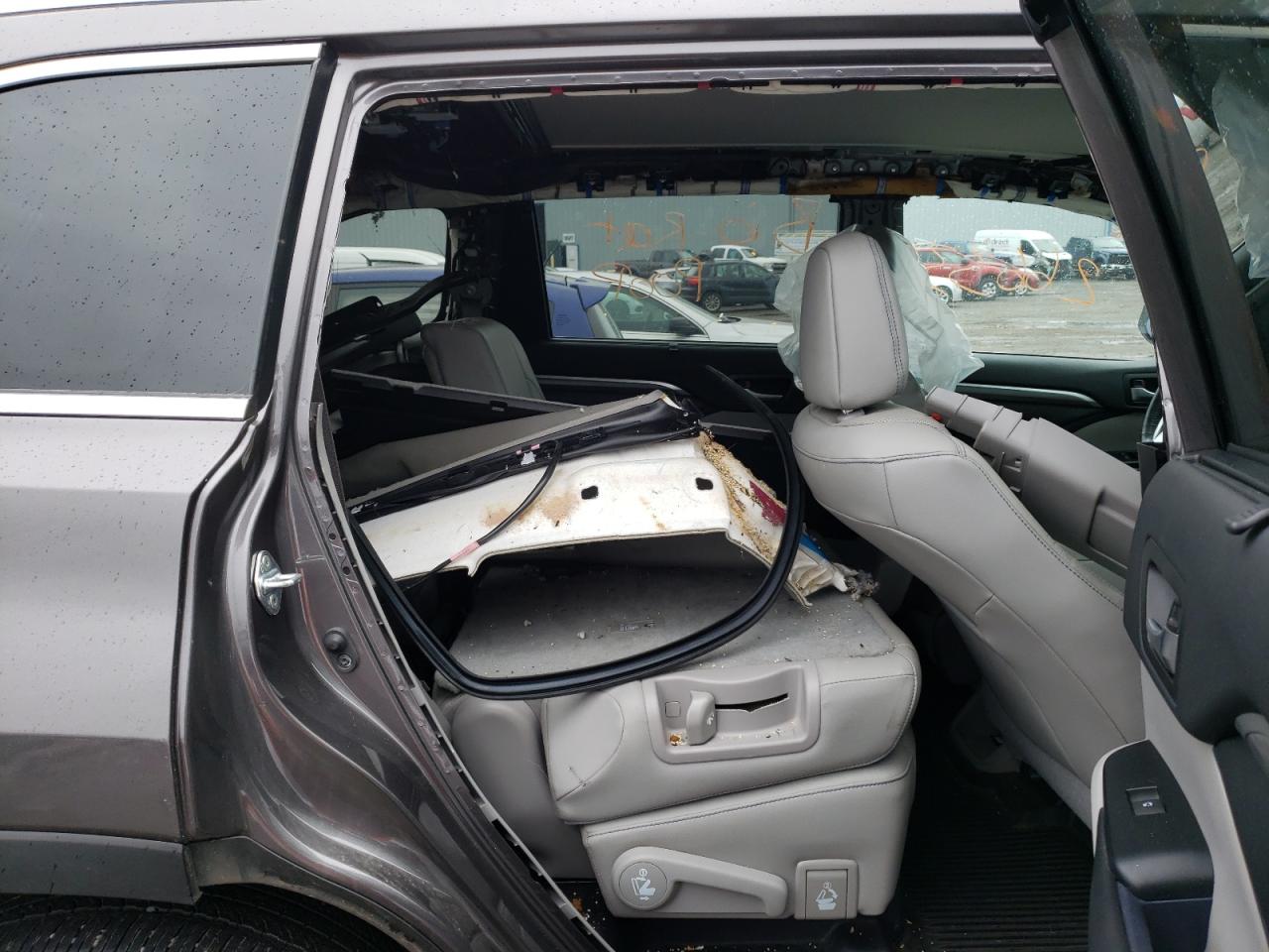 Photo 6 from auction – 2018 TOYOTA HIGHLANDER with VIN 5TDDZRFHXJS817760