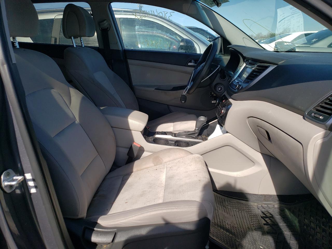 Photo 5 from auction – 2016 HYUNDAI TUCSON LIM with VIN KM8J33A28GU140972