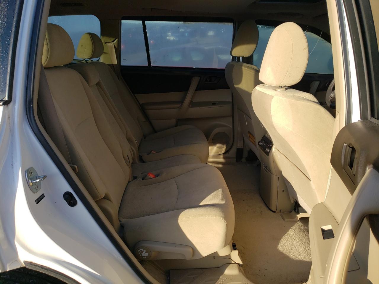 Photo 6 from auction – 2010 TOYOTA HIGHLANDER with VIN 5TDBK3EH0AS002350