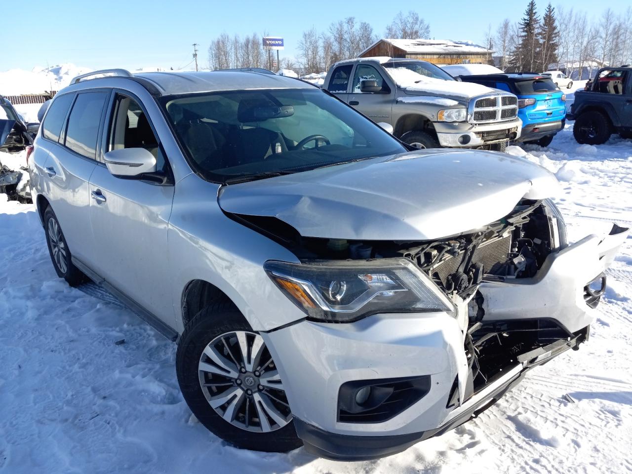 NISSAN PATHFINDER 2018 with VIN 5N1DR2MMXJC633424 - Photo from auction