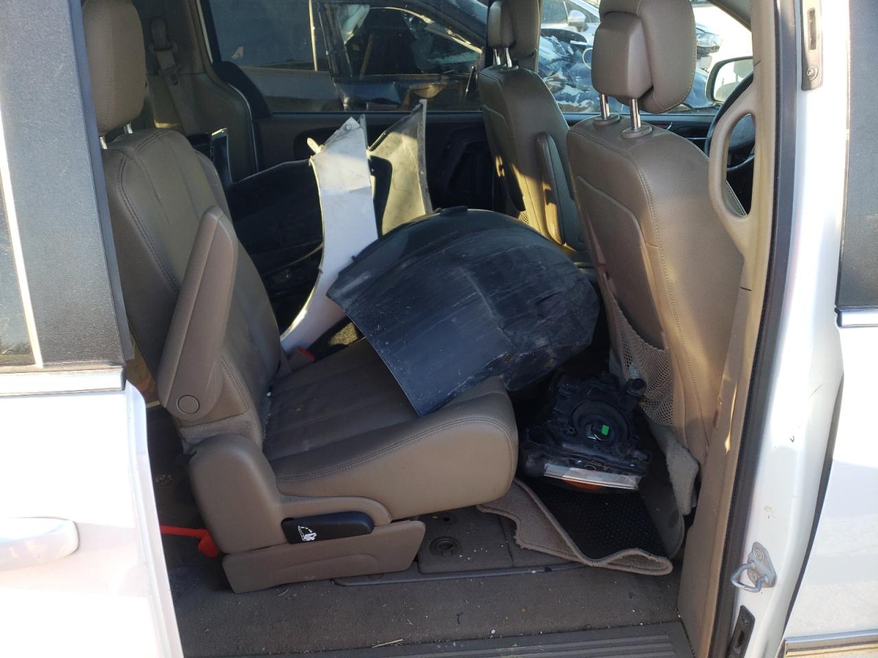 Photo 6 from auction – 2016 CHRYSLER TOWN & COU with VIN 2C4RC1BG9GR230554