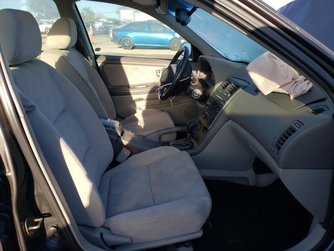 Photo 5 from auction – 2002 NISSAN MAXIMA GLE with VIN JN1DA31D02T402364
