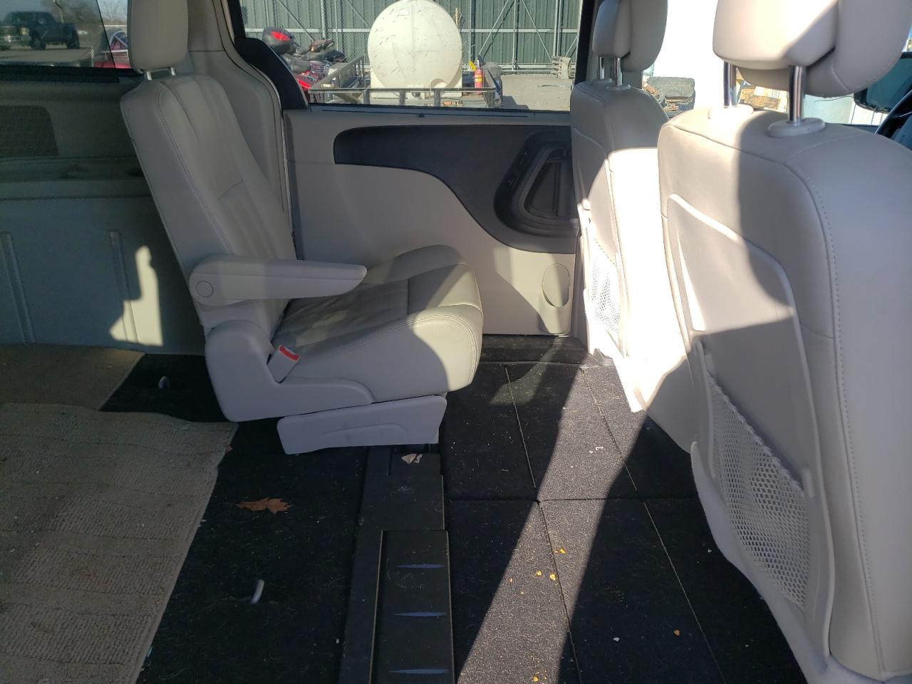 Photo 6 from auction – 2012 CHRYSLER TOWN & COU with VIN 2C4RC1CG0CR384224