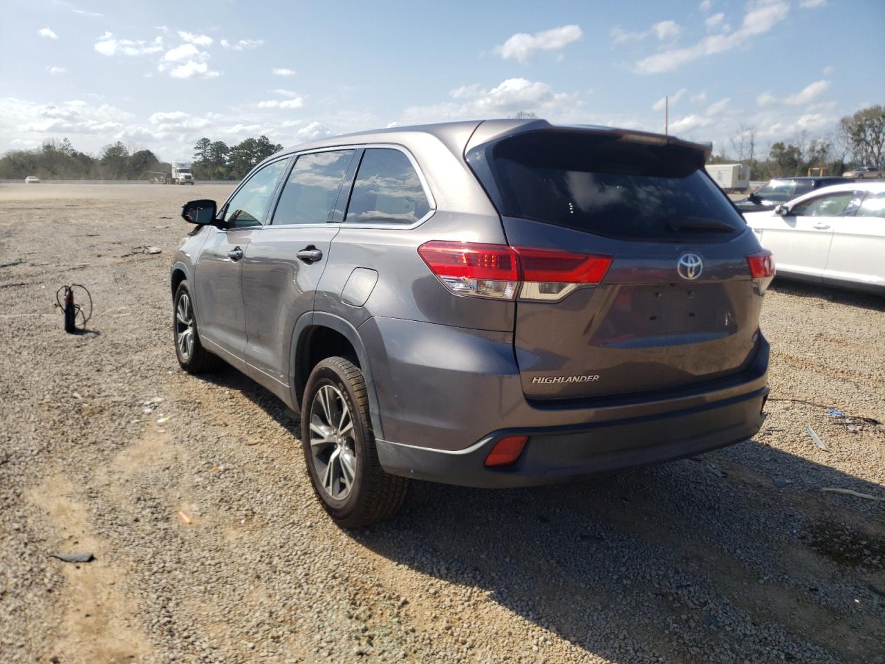 Photo 3 from auction – 2017 TOYOTA HIGHLANDER with VIN 5TDZZRFH1HS231898
