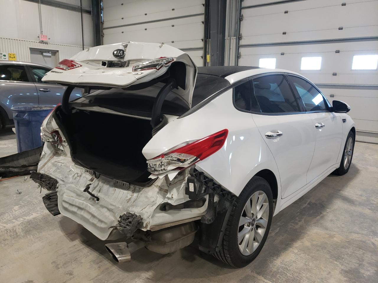 Photo 4 from auction – 2016 KIA OPTIMA EX with VIN 5XXGU4L30GG070865