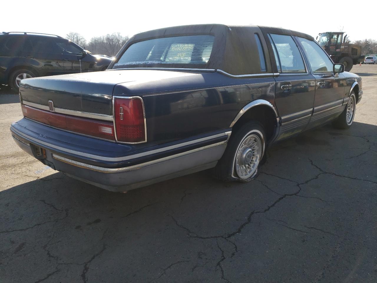 Photo 4 from auction – 2003 LINCOLN TOWN CAR with VIN 1LNLM82WXPY681759