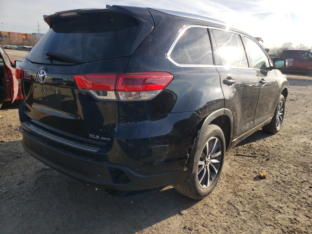 Photo 4 from auction – 2018 TOYOTA HIGHLANDER with VIN 5TDJZRFH9JS556902