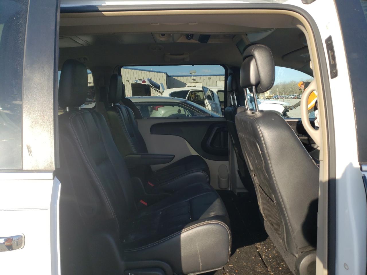Photo 6 from auction – 2015 CHRYSLER TOWN & COU with VIN 2C4RC1CG0FR676296