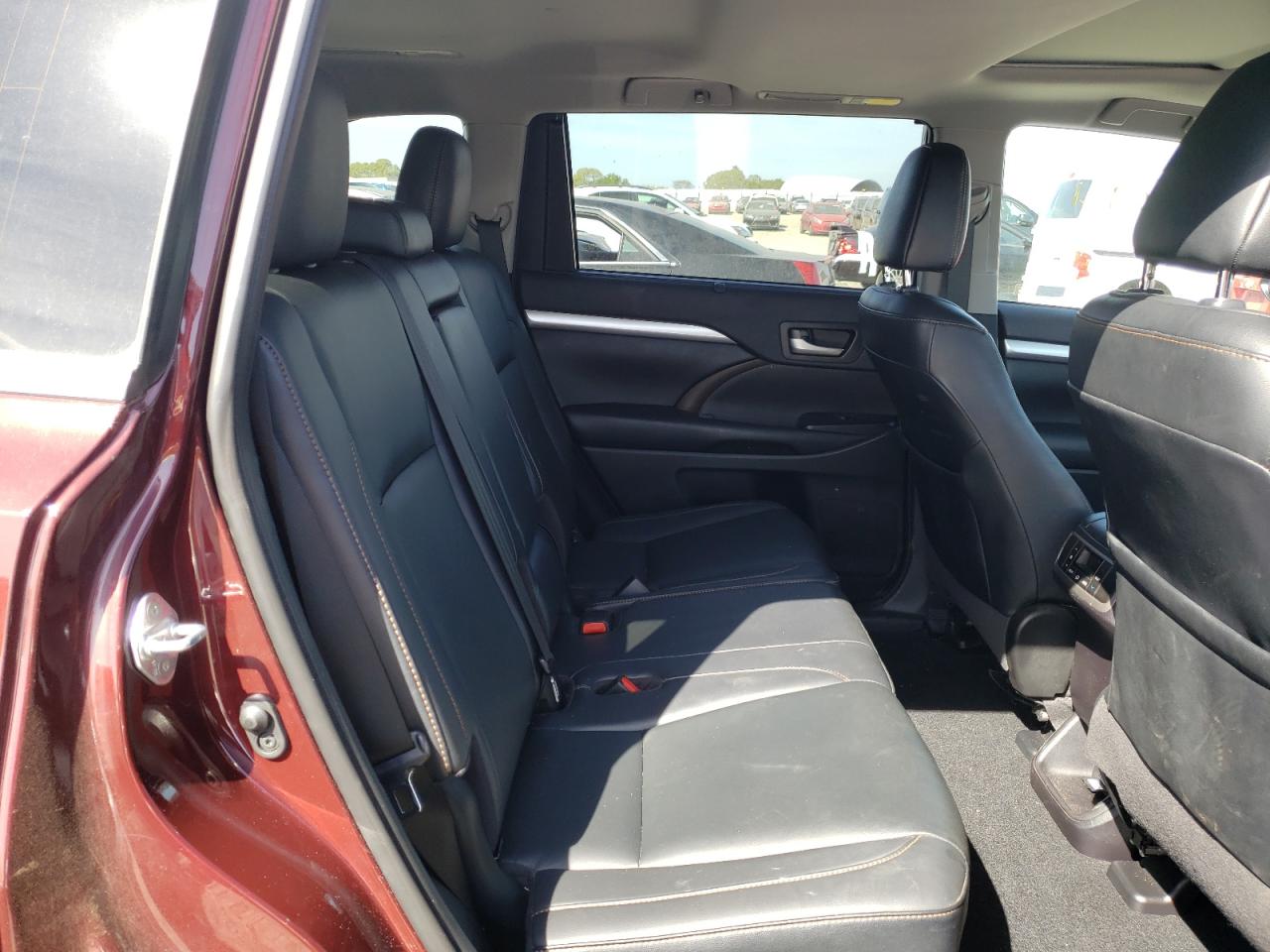 Photo 6 from auction – 2019 TOYOTA HIGHLANDER with VIN 5TDJGRFH6KS072628