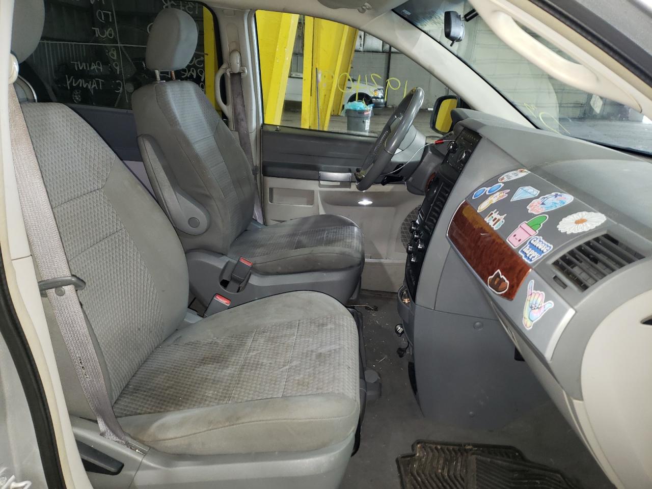 Photo 5 from auction – 2008 CHRYSLER TOWN & COU with VIN 2A8HR54P08R679095
