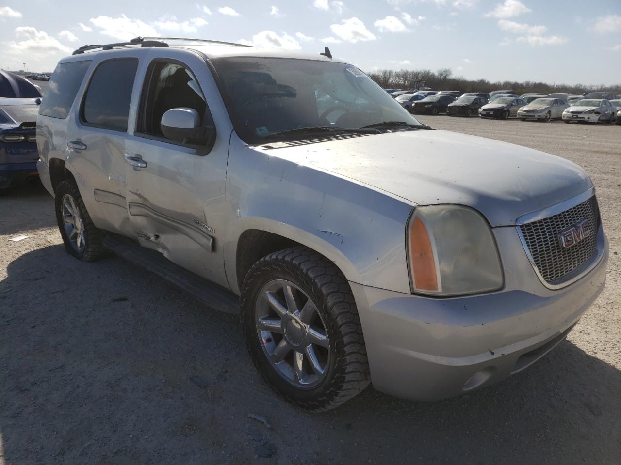 GMC YUKON SLT 2011 with VIN 1GKS1CE05BR219152 - Photo from auction