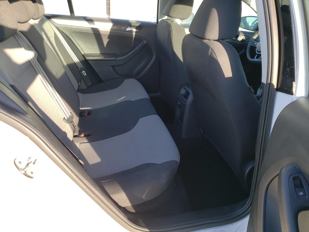 Photo 6 from auction – 2018 VOLKSWAGEN JETTA S with VIN 3VW2B7AJ4JM238545