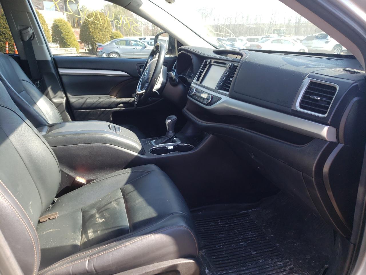 Photo 5 from auction – 2018 TOYOTA HIGHLANDER with VIN 5TDJZRFH0JS527269