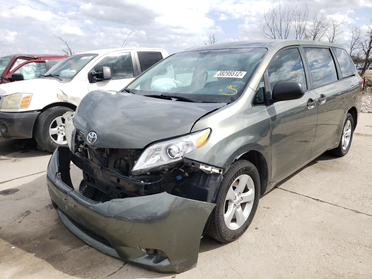 Photo 2 from auction – 2012 TOYOTA SIENNA BAS with VIN 5TDKA3DC7CS010747