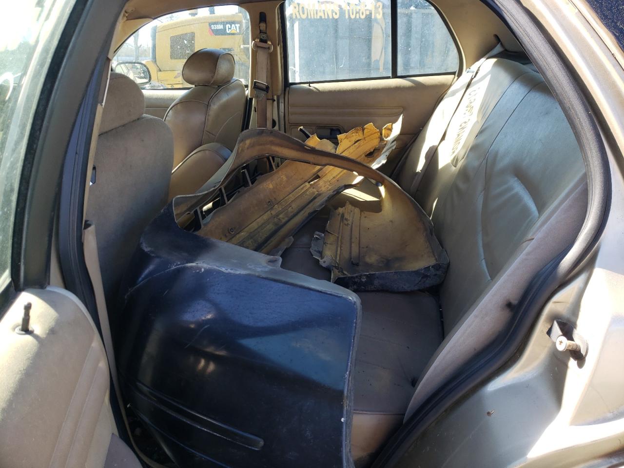 Photo 6 from auction – 2000 FORD CROWN VICT with VIN 2FAFP71W3YX170602