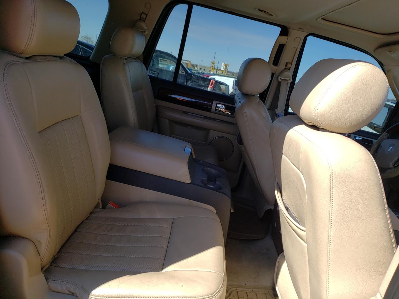 Photo 6 from auction – 2006 LINCOLN NAVIGATOR with VIN 5LMFU285X6LJ27641
