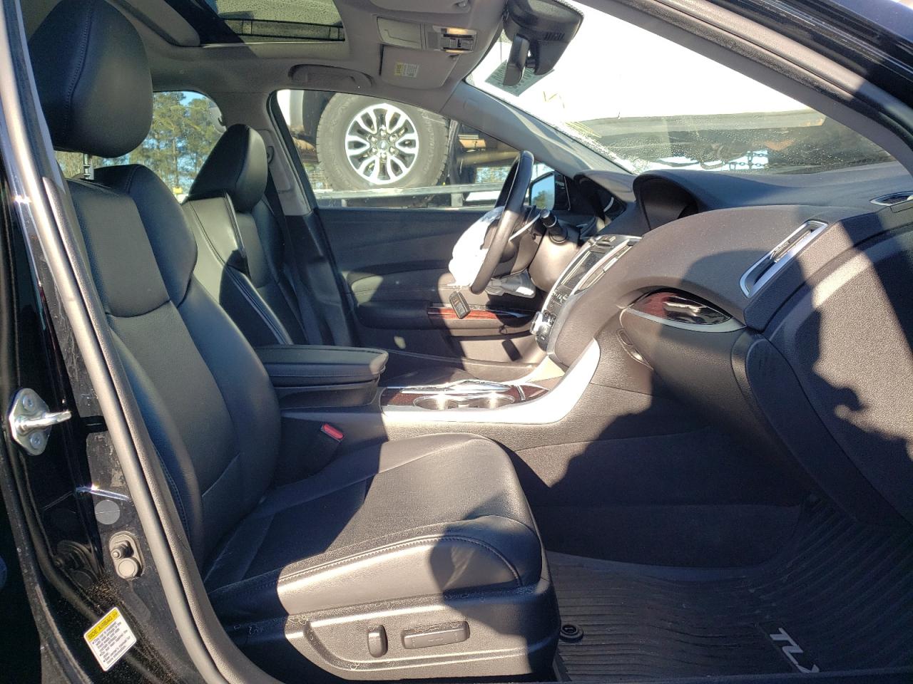 Photo 5 from auction – 2017 ACURA TLX TECH with VIN 19UUB3F55HA002804