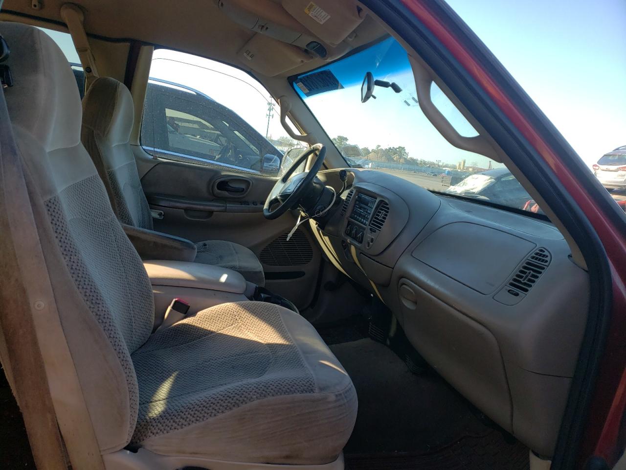 Photo 5 from auction – 2000 FORD F150 with VIN 1FTRX17W2YNC38269
