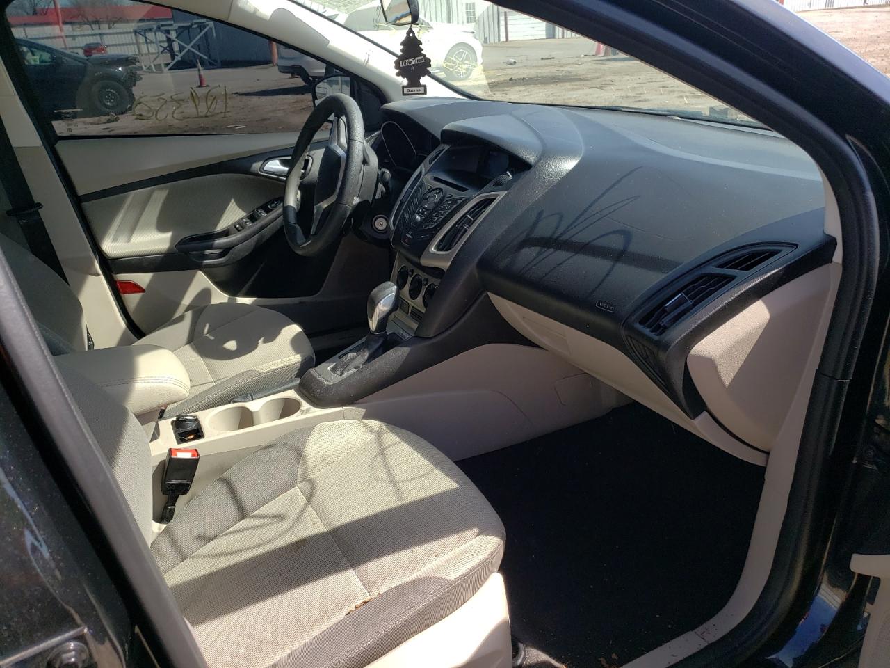 Photo 5 from auction – 2014 FORD FOCUS SE with VIN 1FADP3F21EL428677