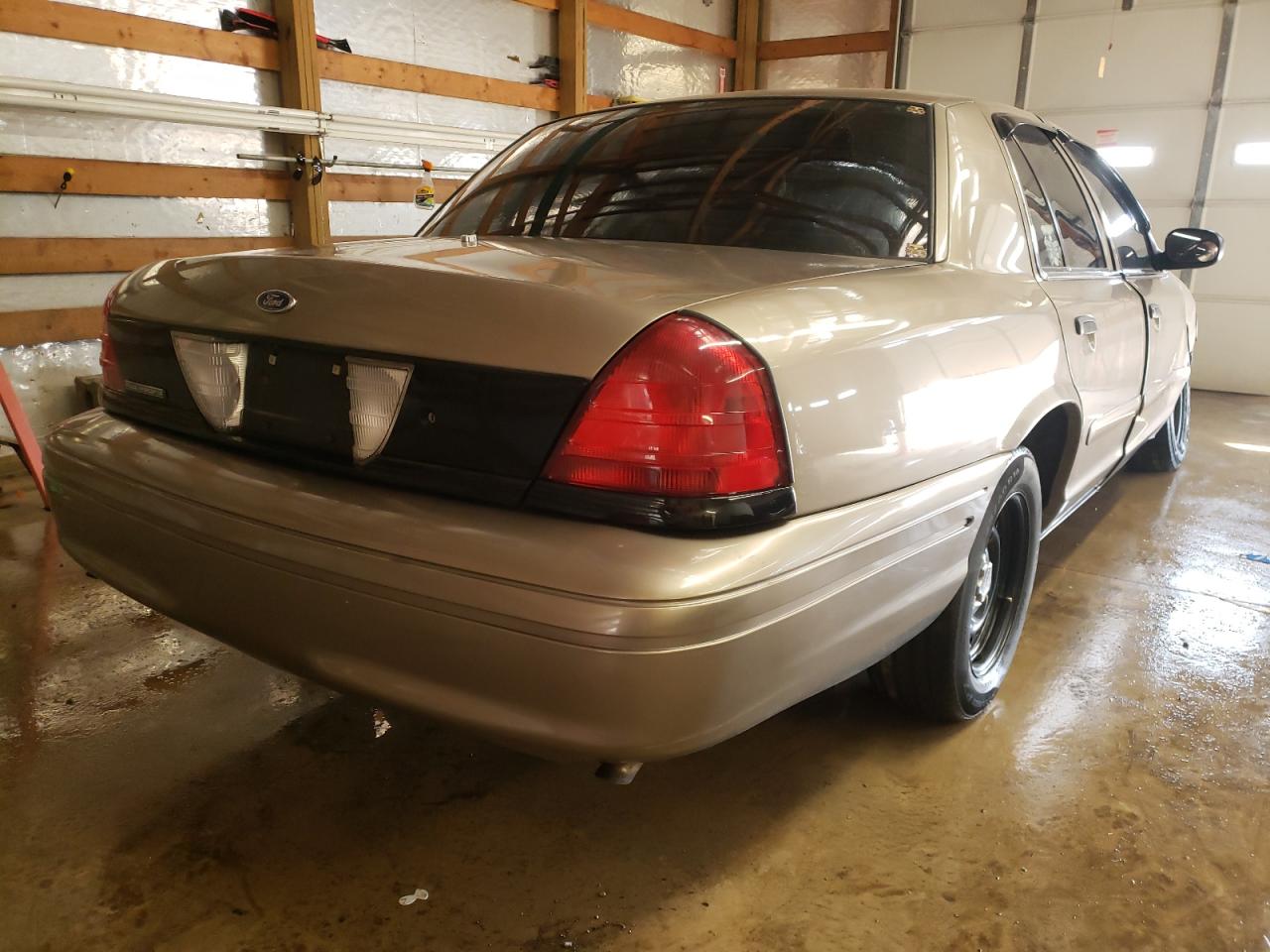 Photo 4 from auction – 2001 FORD CROWN VICT with VIN 2FAFP71W51X166203