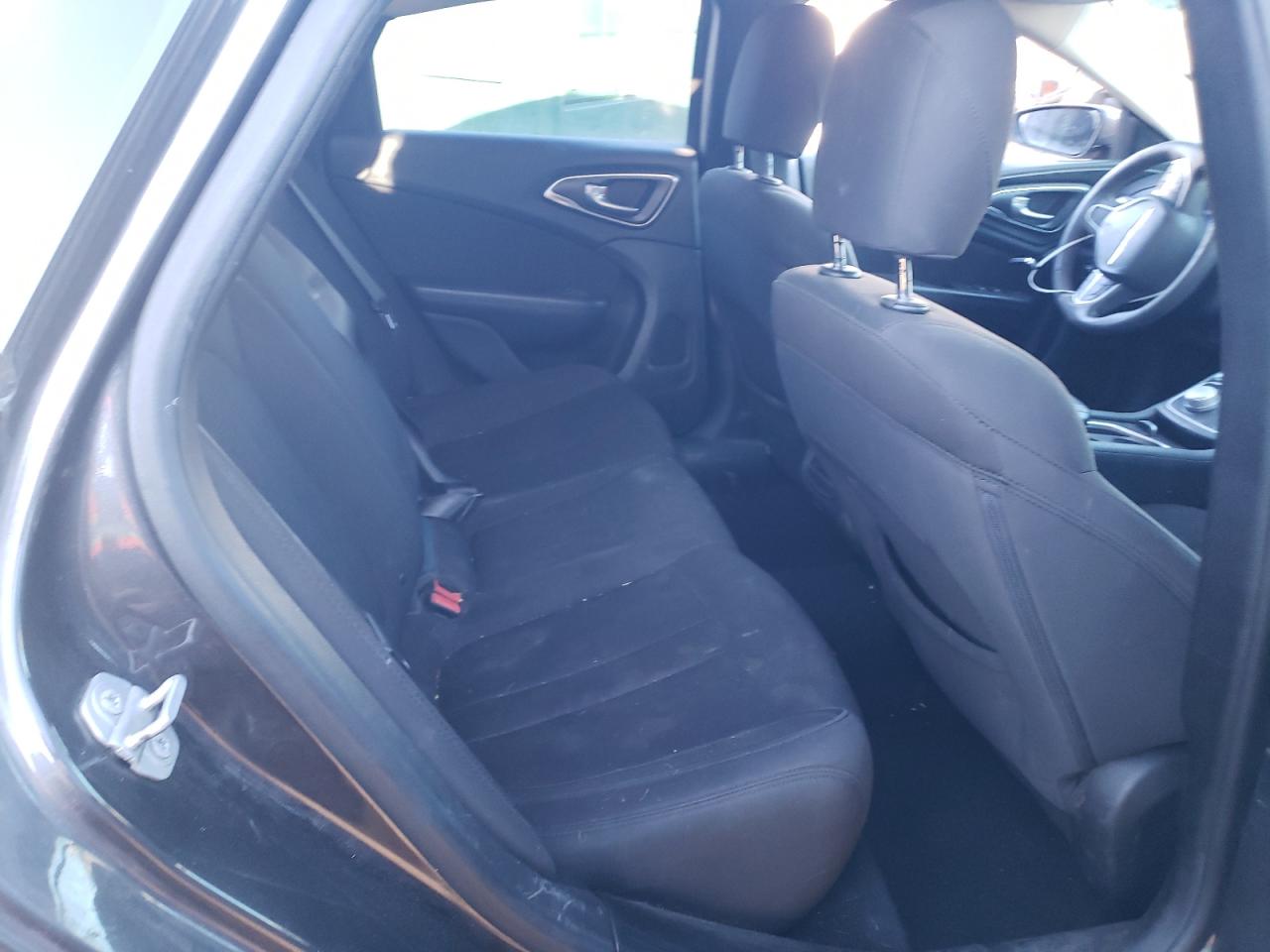 Photo 6 from auction – 2015 CHRYSLER 200 LIMITE with VIN 1C3CCCAB3FN671510