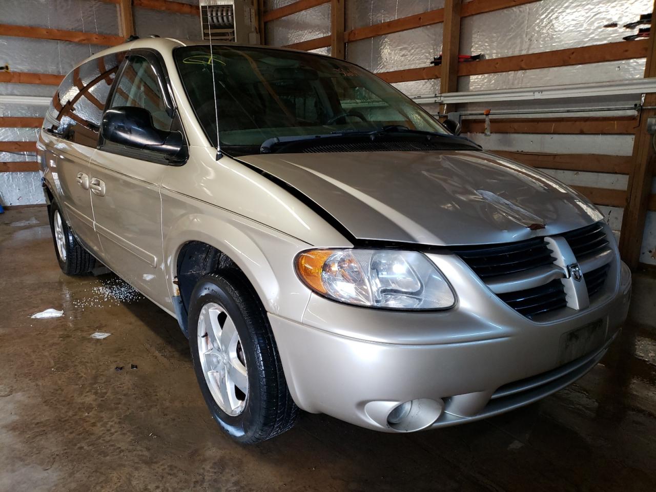DODGE GRAND CARA 2005 with VIN 2D4GP44L15R472892 - Photo from auction