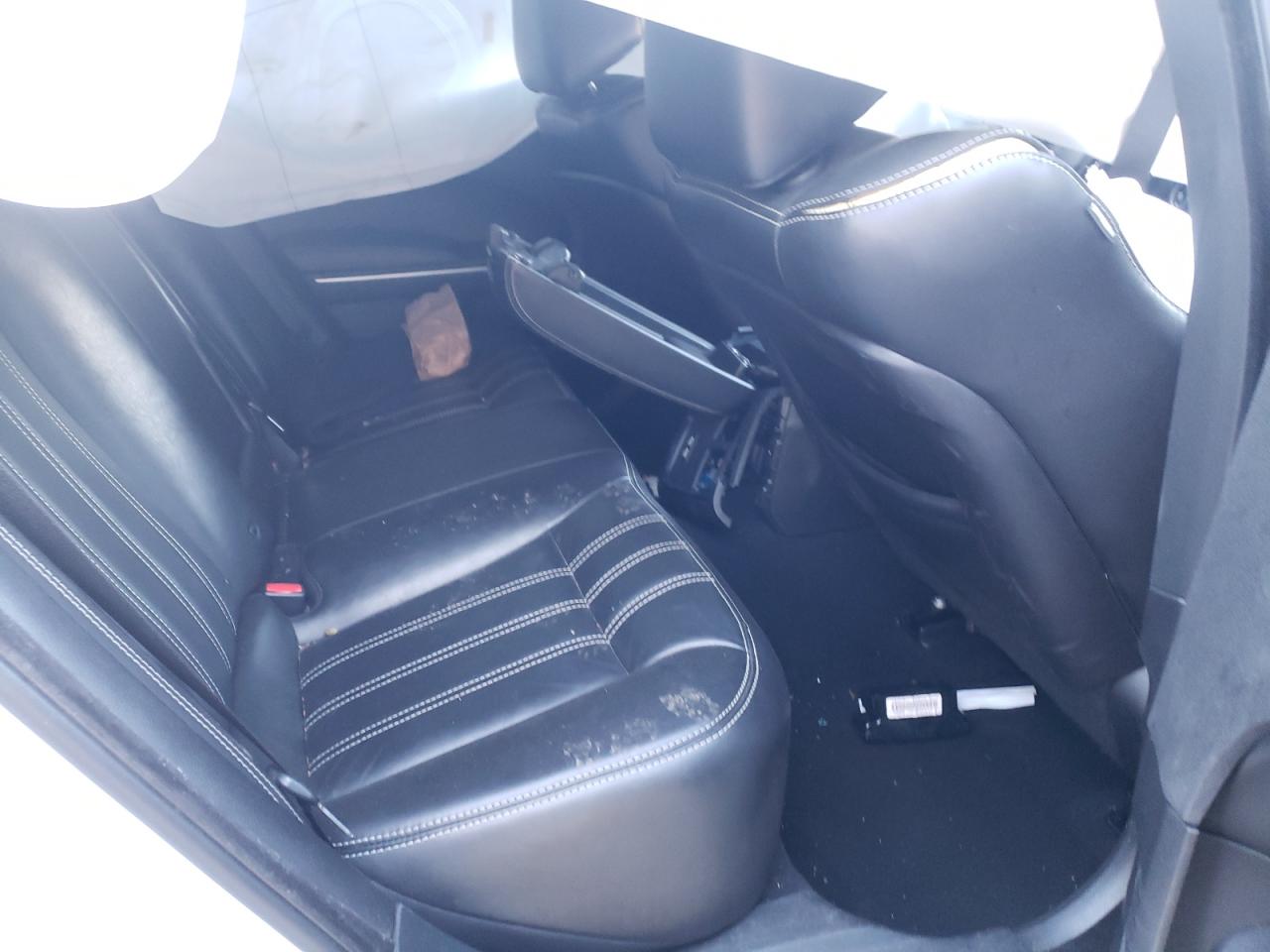 Photo 6 from auction – 2019 CHRYSLER 300 S with VIN 2C3CCABG3KH515825