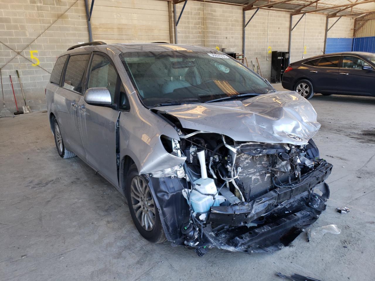 TOYOTA SIENNA XLE 2017 with VIN 5TDYZ3DC2HS893750 - Photo from auction