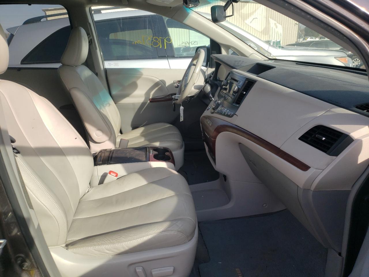 Photo 5 from auction – 2012 TOYOTA SIENNA XLE with VIN 5TDYK3DC4CS269946