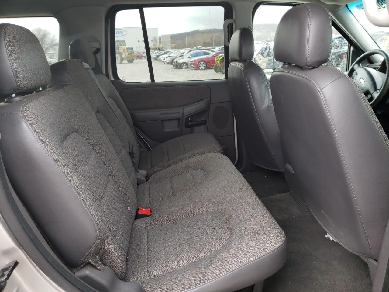 Photo 6 from auction – 2005 FORD EXPLORER X with VIN 1FMDU72K55UB10812