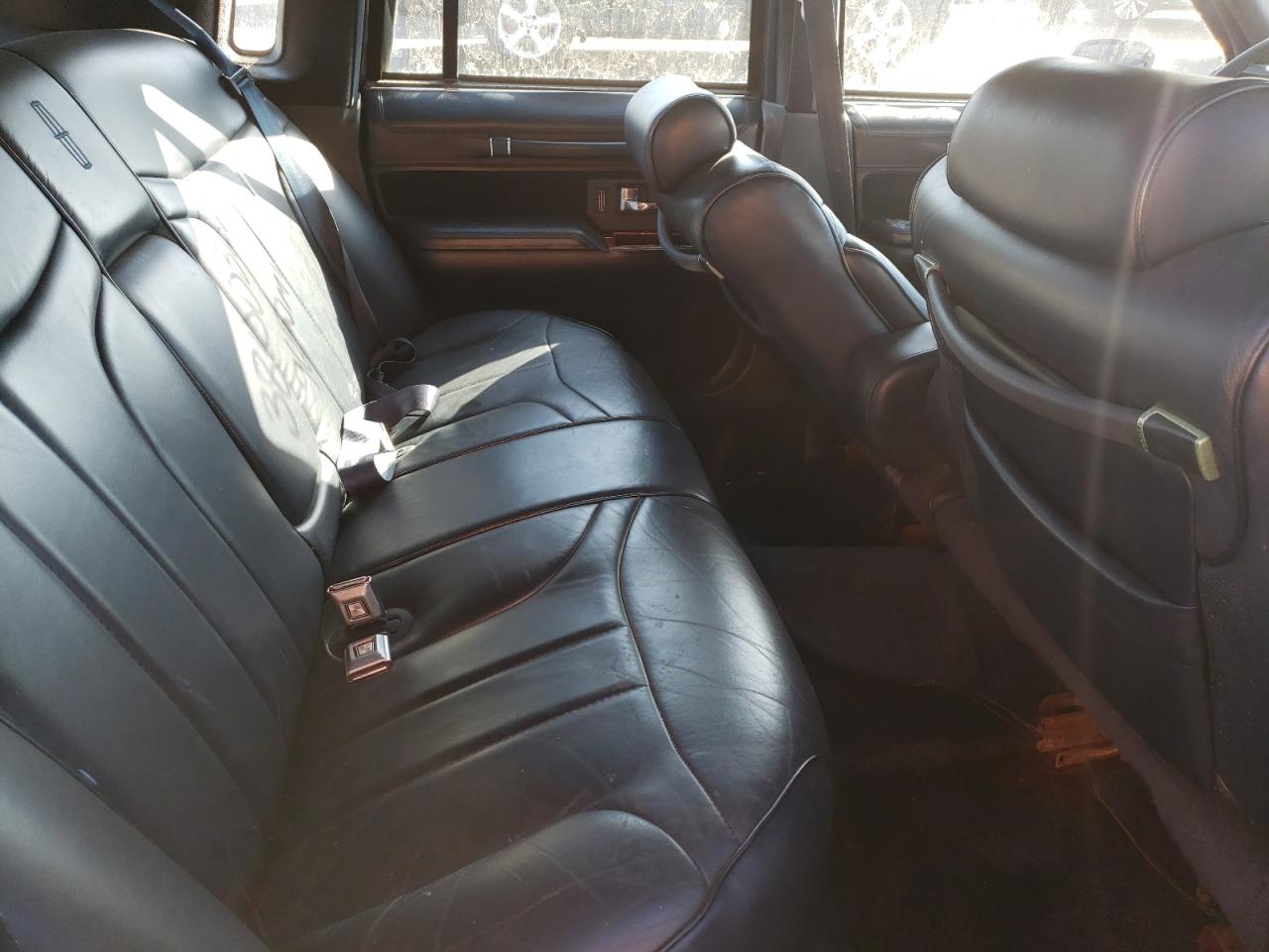 Photo 6 from auction – 2003 LINCOLN TOWN CAR with VIN 1LNLM82WXPY681759