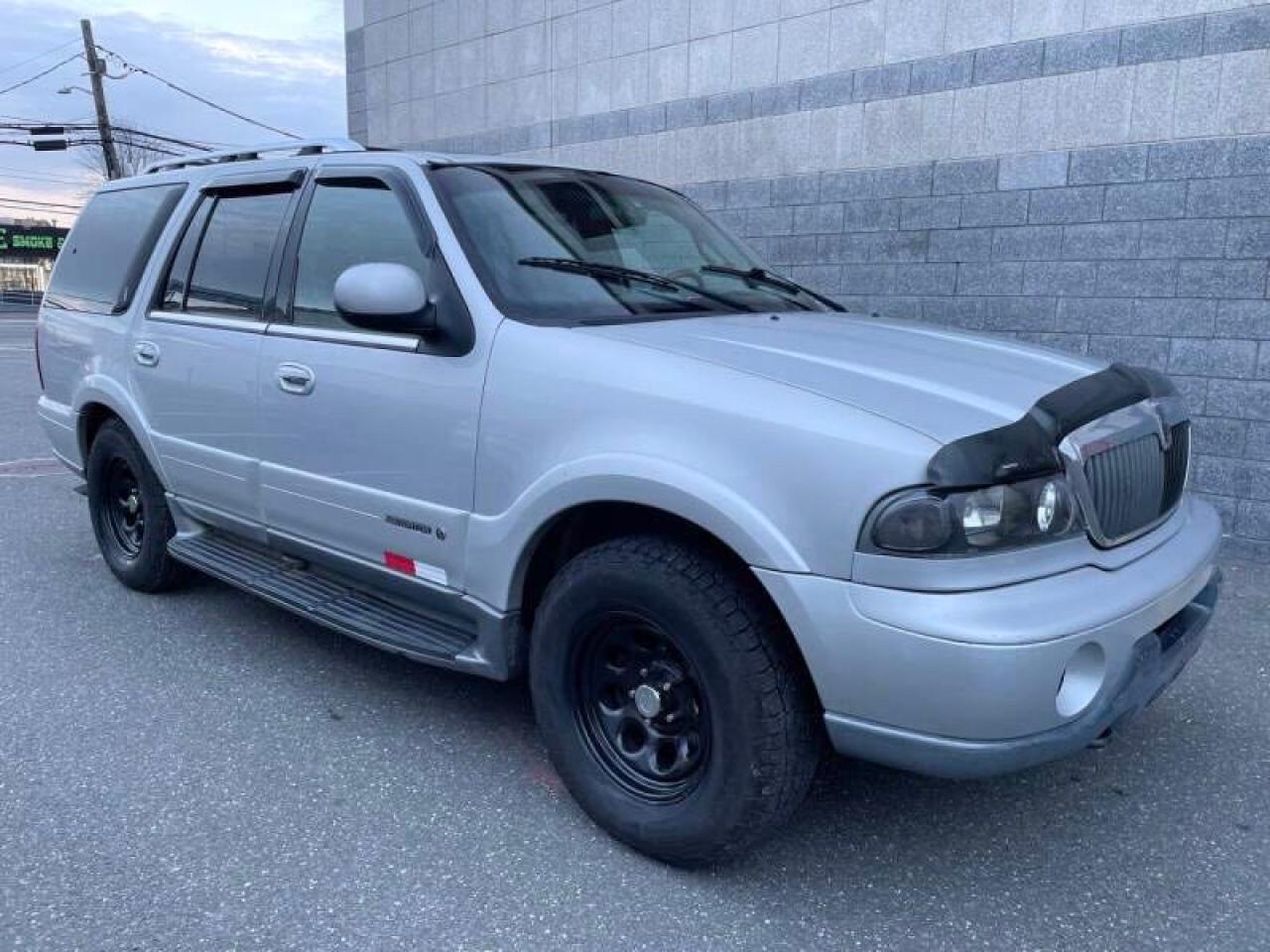 LINCOLN NAVIGATOR 2000 with VIN 5LMPU28A4YLJ11553 - Photo from auction