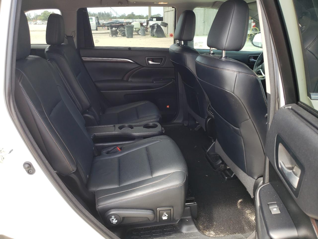 Photo 6 from auction – 2016 TOYOTA HIGHLANDER with VIN 5TDYKRFH1GS121495