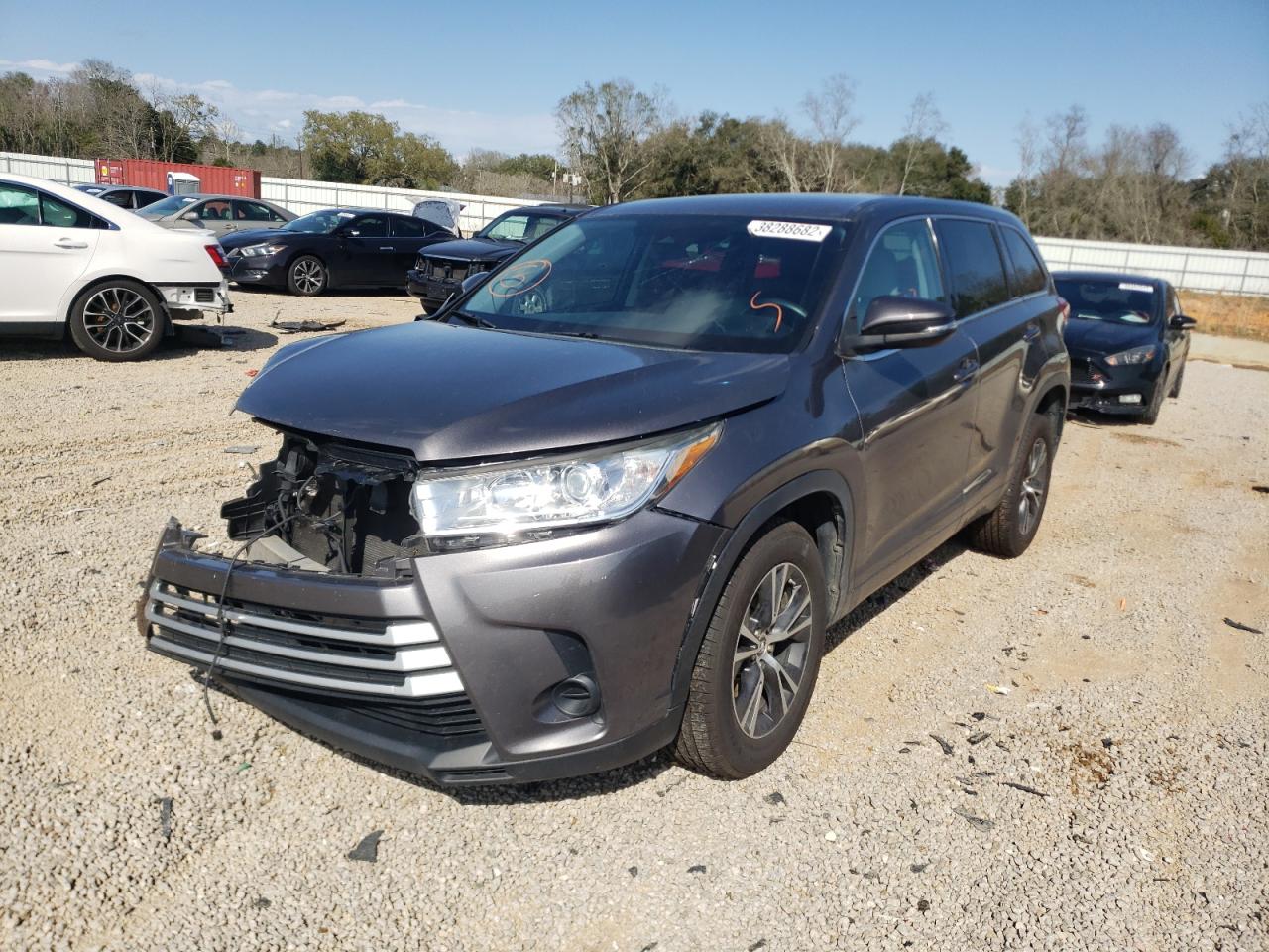 Photo 2 from auction – 2017 TOYOTA HIGHLANDER with VIN 5TDZZRFH1HS231898