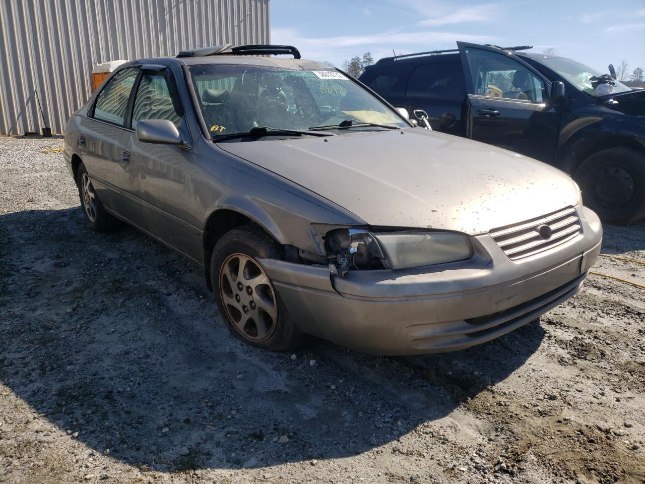 TOYOTA CAMRY CE 1998 with VIN 4T1BF28K4WU052804 - Photo from auction