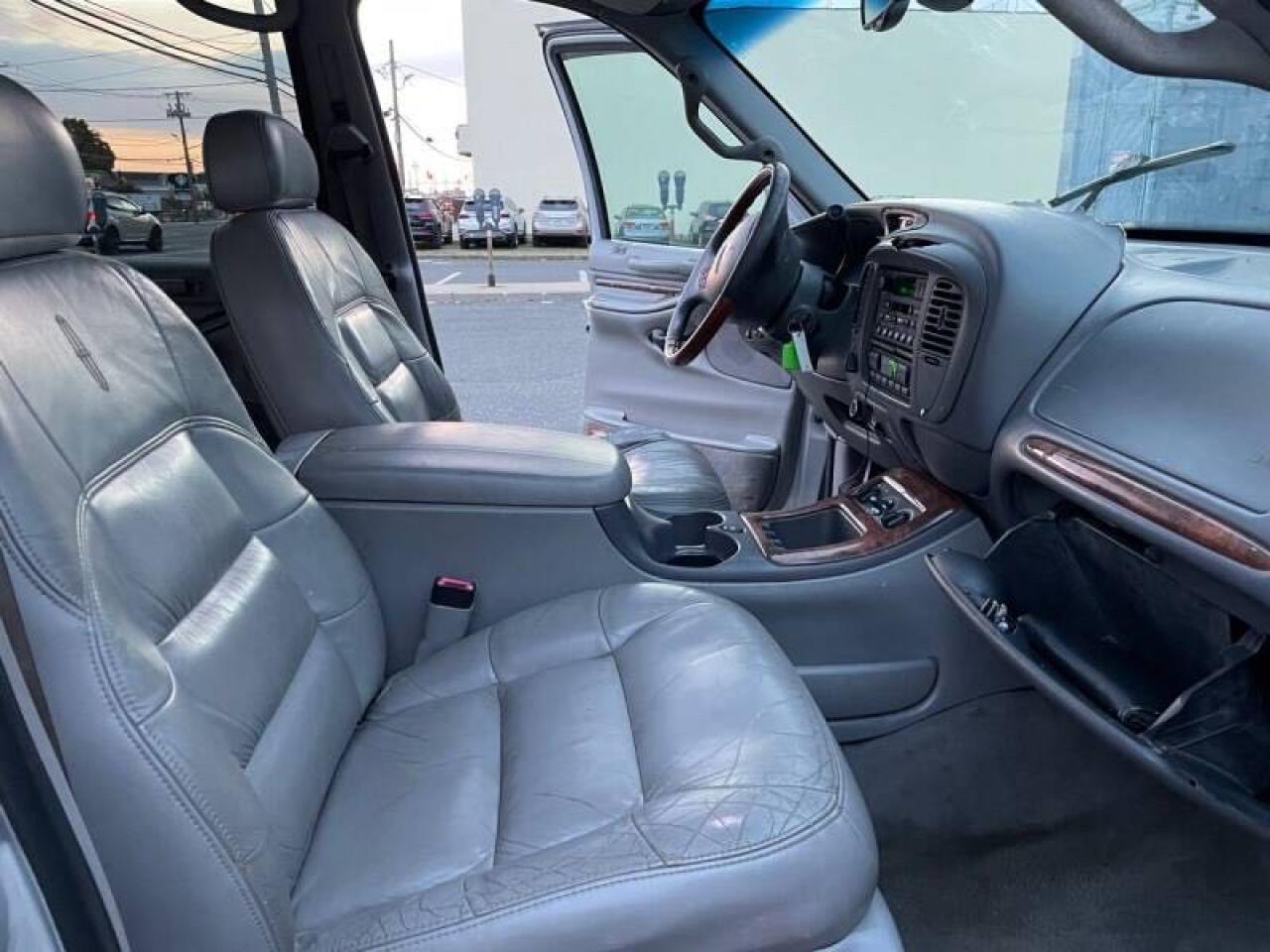 Photo 5 from auction – 2000 LINCOLN NAVIGATOR with VIN 5LMPU28A4YLJ11553