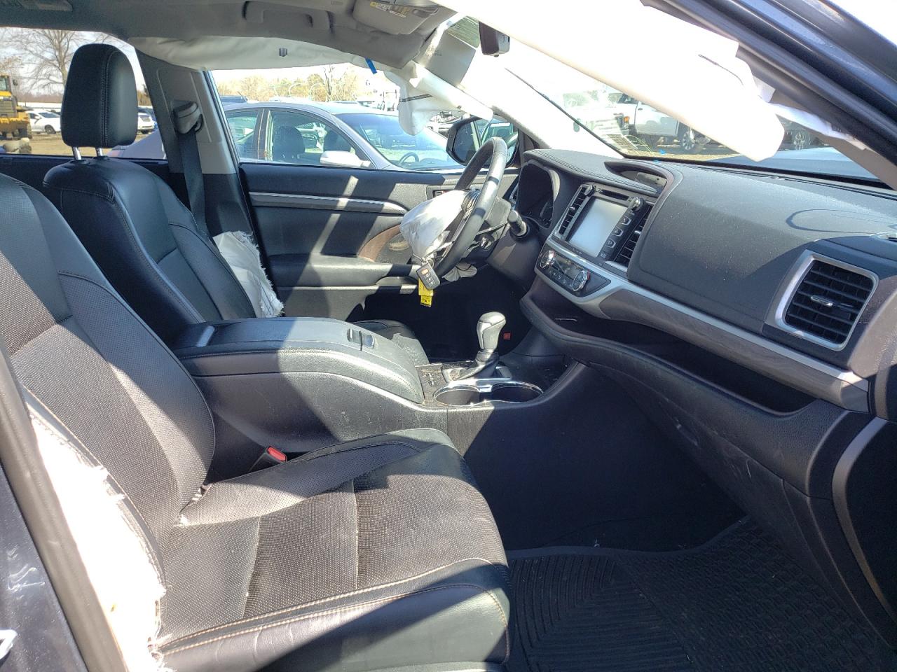 Photo 5 from auction – 2019 TOYOTA HIGHLANDER with VIN 5TDDGRFH1KS059914