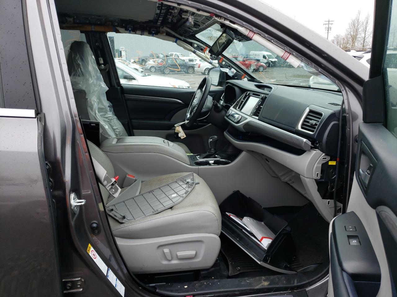 Photo 5 from auction – 2018 TOYOTA HIGHLANDER with VIN 5TDDZRFHXJS817760