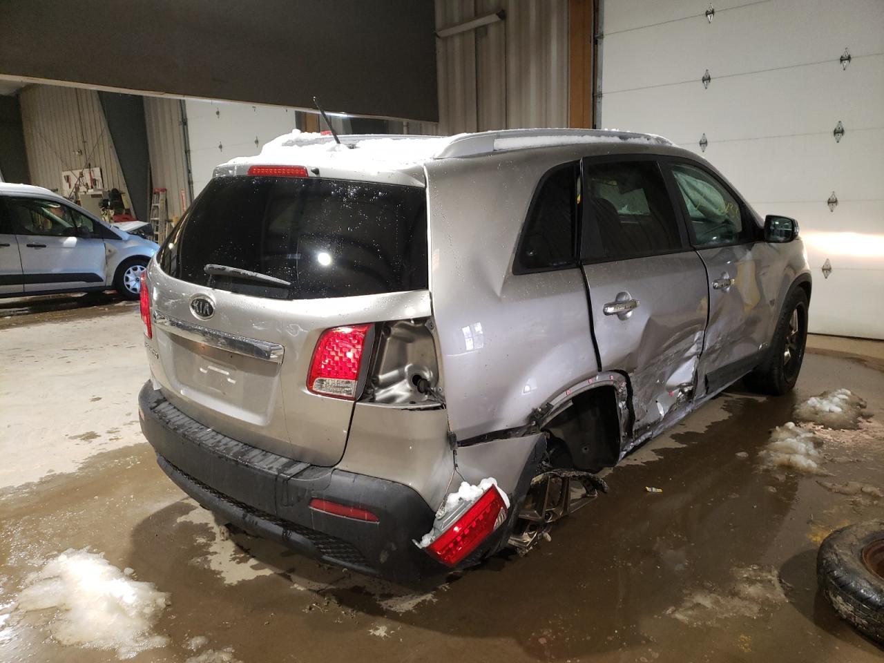 Photo 4 from auction – 2013 KIA SORENTO LX with VIN 5XYKTDA28DG381541