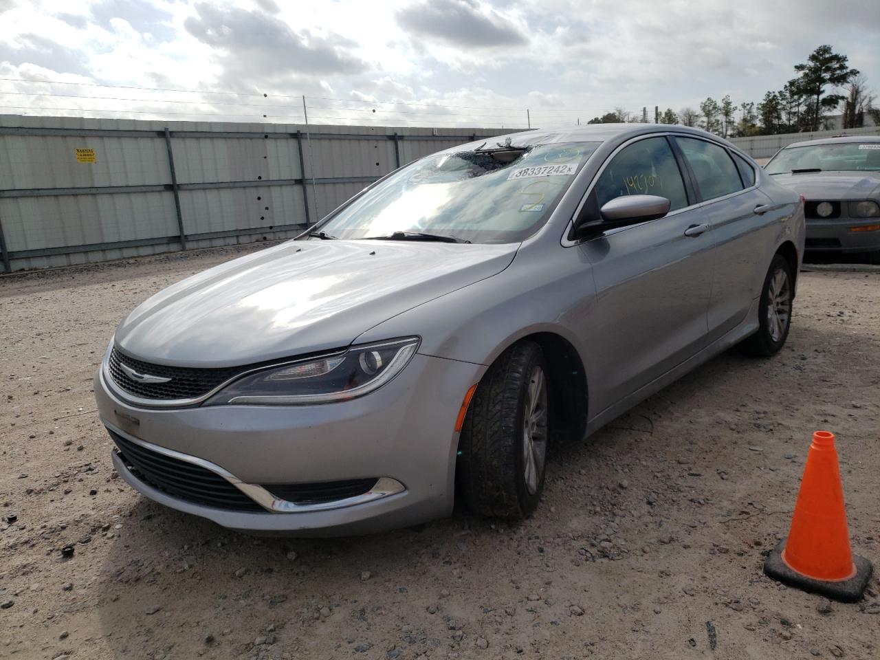 Photo 2 from auction – 2015 CHRYSLER 200 LIMITE with VIN 1C3CCCAB9FN666277