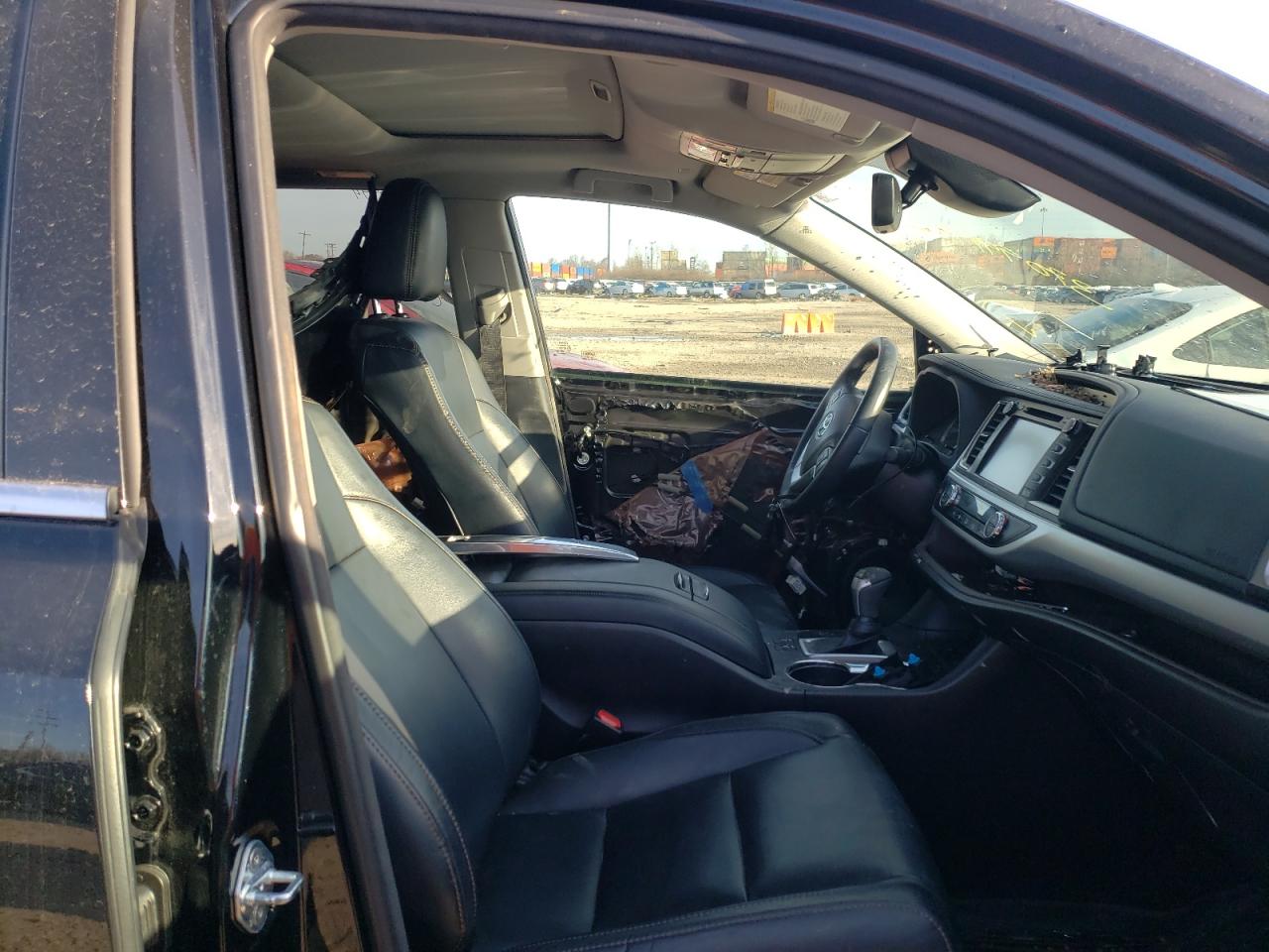Фото 5 с аукциона – 2018 TOYOTA HIGHLANDER с VIN 5TDJZRFH9JS556902