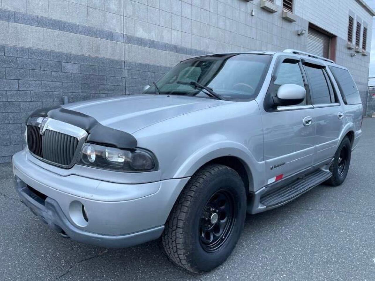 Photo 2 from auction – 2000 LINCOLN NAVIGATOR with VIN 5LMPU28A4YLJ11553